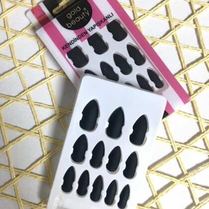 Gold Beauty Takma Tırnak Kendinden Yapışkanlı Tak Ve Çık 12 Adet Badem Tırnak